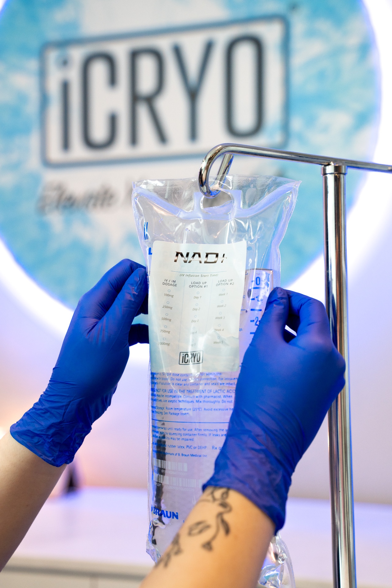 iCRYO Boca Raton licensed RN preparing medical-grade NAD+ therapy
